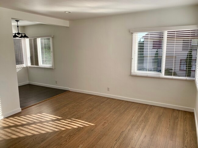 Living room - 3466 Glendon Ave Unit #2