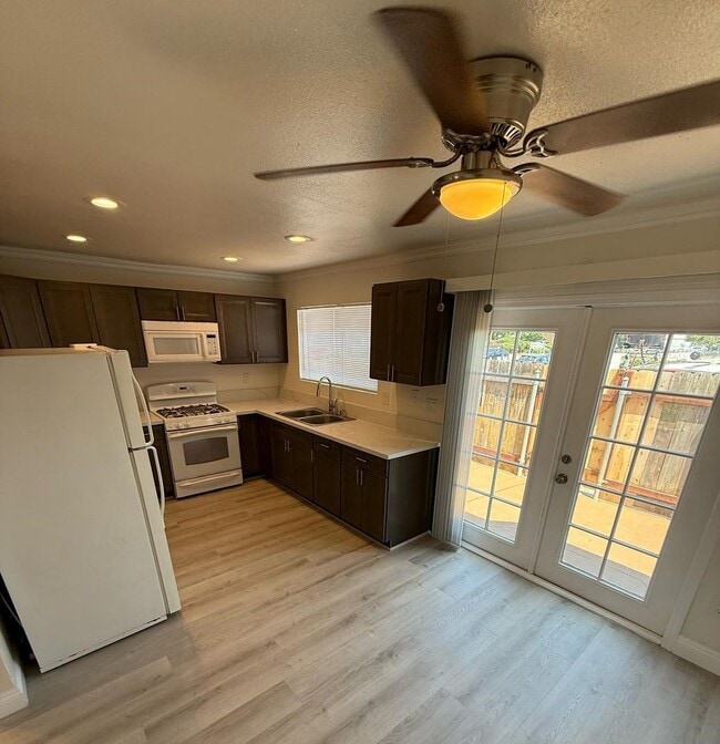 2 bedroom 1.5 Bath Upgraded Townhome - 2 bedroom 1.5 Bath Upgraded Townhome