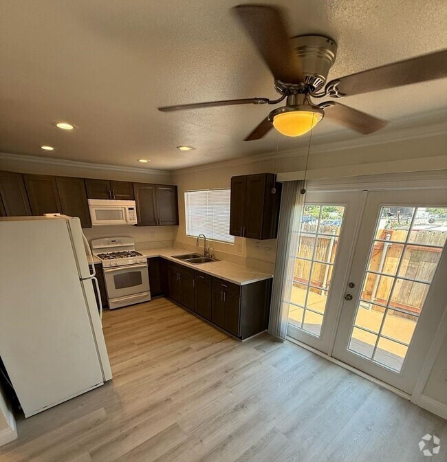 Building Photo - 2 bedroom 1.5 Bath Upgraded Townhome