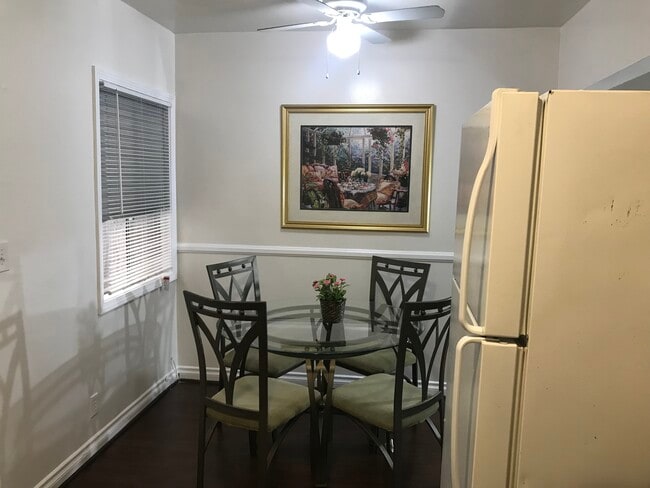 Photo - 15863 Victory Blvd