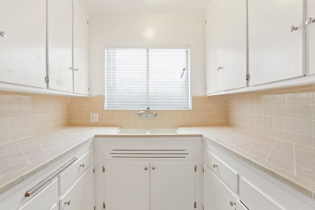 Photo - 978 S Barrington Ave Unit 04