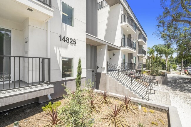 Building Photo - 14825 Delano St Unit 409