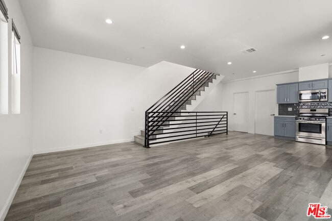Building Photo - 158 Mariposa Ave Rental