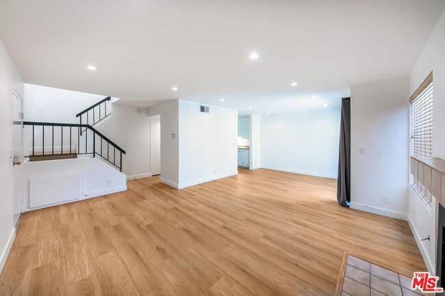 Building Photo - 22135 Burbank Blvd Unit 4