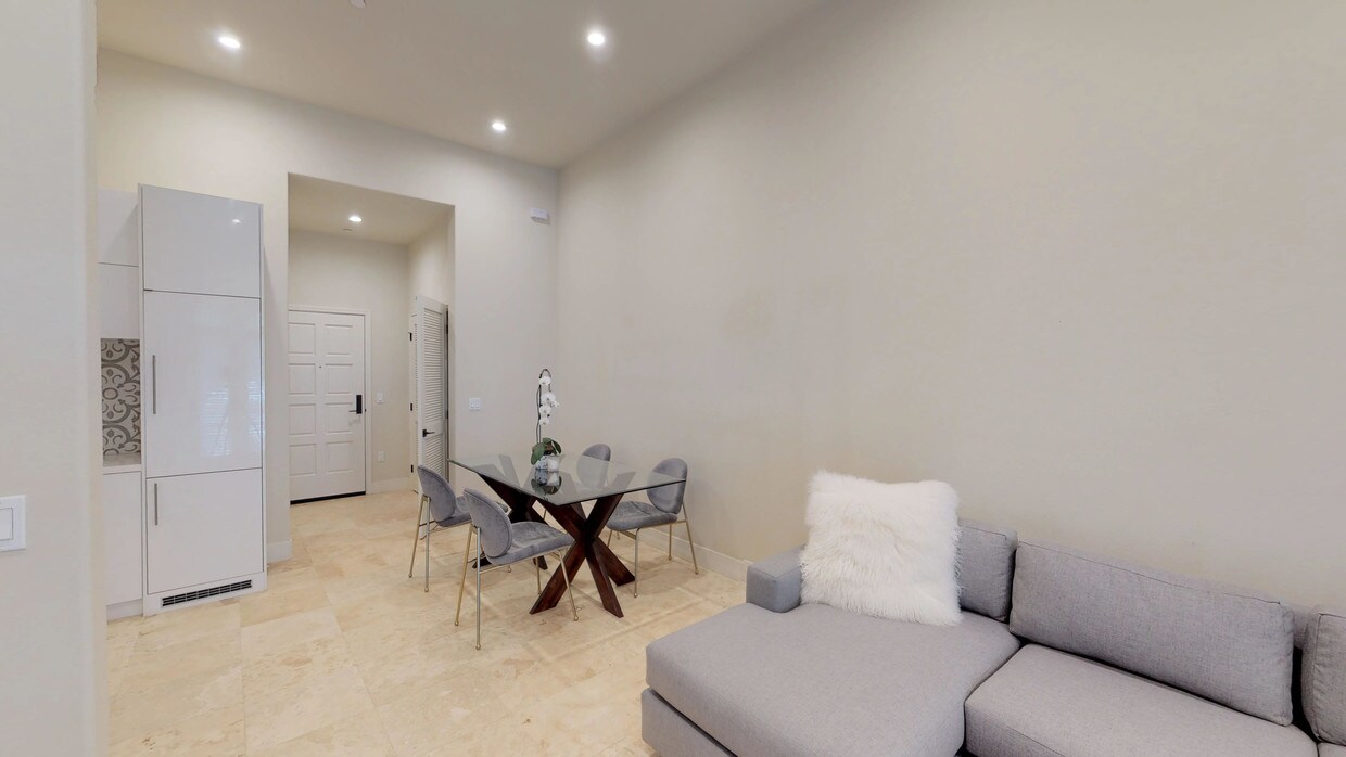3D Tour - Los Patios De Cordova 218 S Oakland Ave Apartments