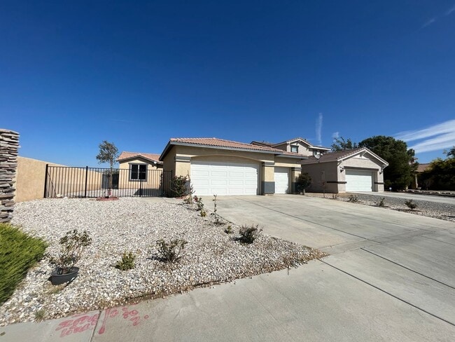 Building Photo - 3 bedroom 2 bath home with large yard avai...