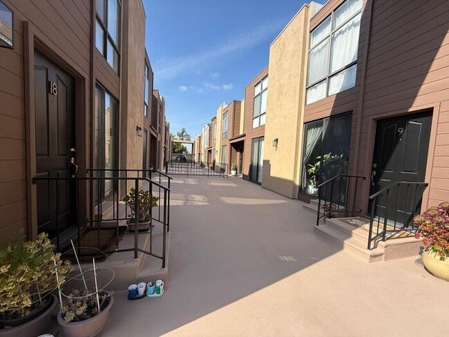 Building Photo - Sherman Oaks Townhome