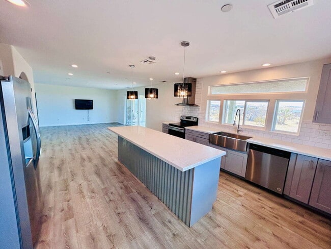 Building Photo - Gorgeous 3 bd, 2.5 ba on 1 acre