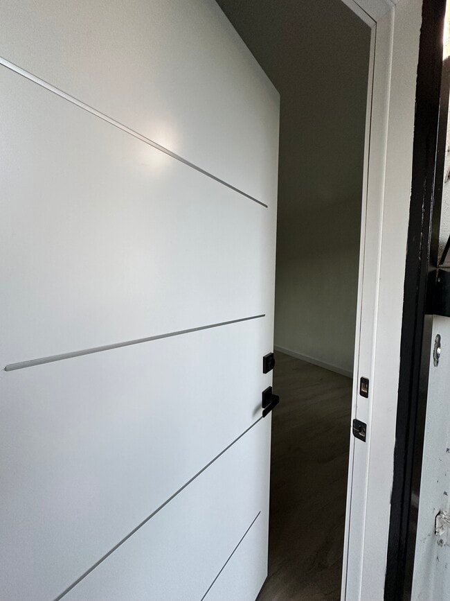 Frontdoor - 733 N Madison Ave