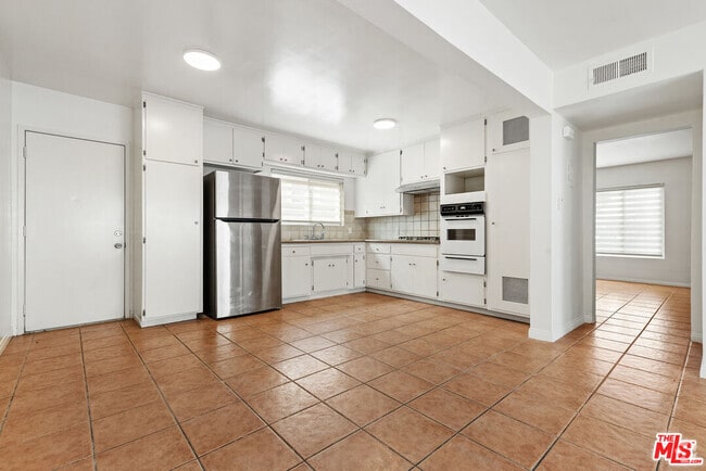Building Photo - 469 W 19th St Unit 1 Rental