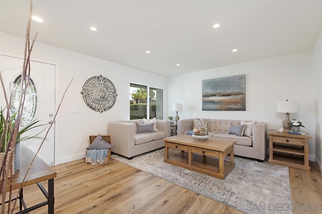 Photo - 1512 Clavelita Pl