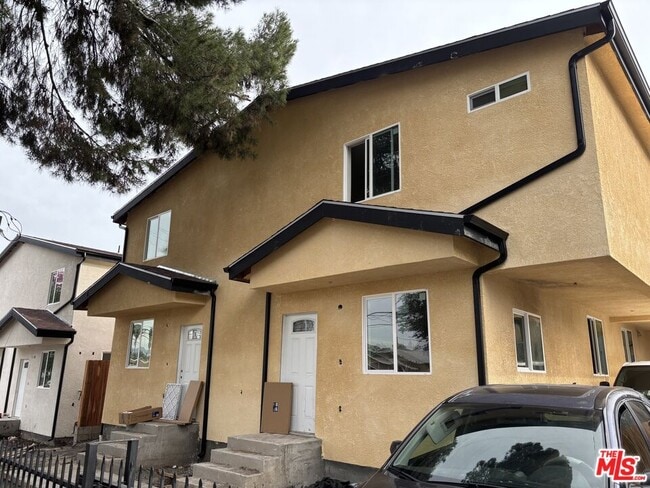 Photo - 1652 Murchison St