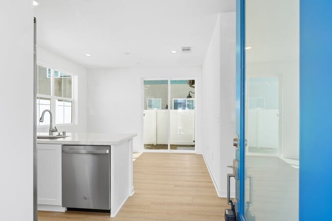 Photo - Modern Comfort & Style in Prime Ontario Location