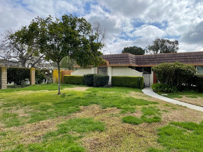 Building Photo - 4150 Lake Harbor Ln Unit 4150 Lake Harbor Ln.