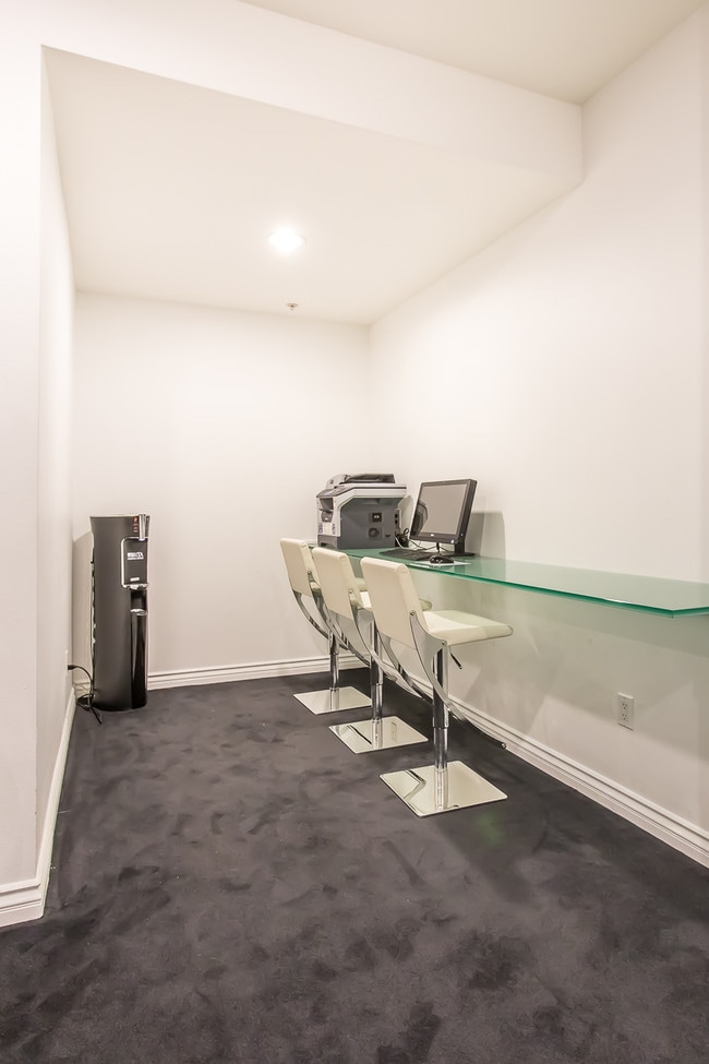 Business Center - Hawthorne Regency Apartments