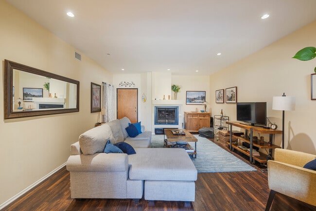 Photo - 7211 Cozycroft Ave