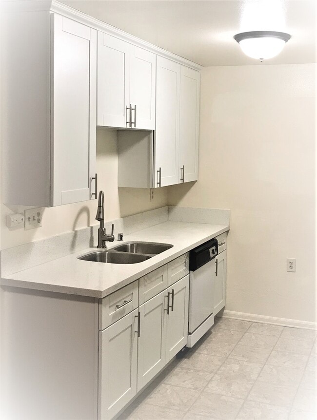 Photo - 372 W Doran St Apartments