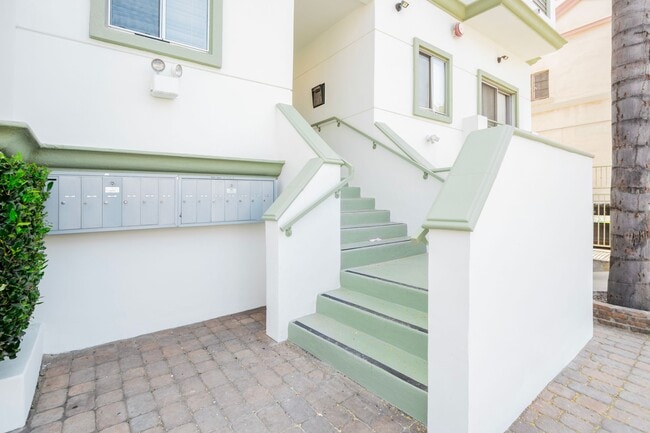 Photo - 1752 N Kingsley Dr.