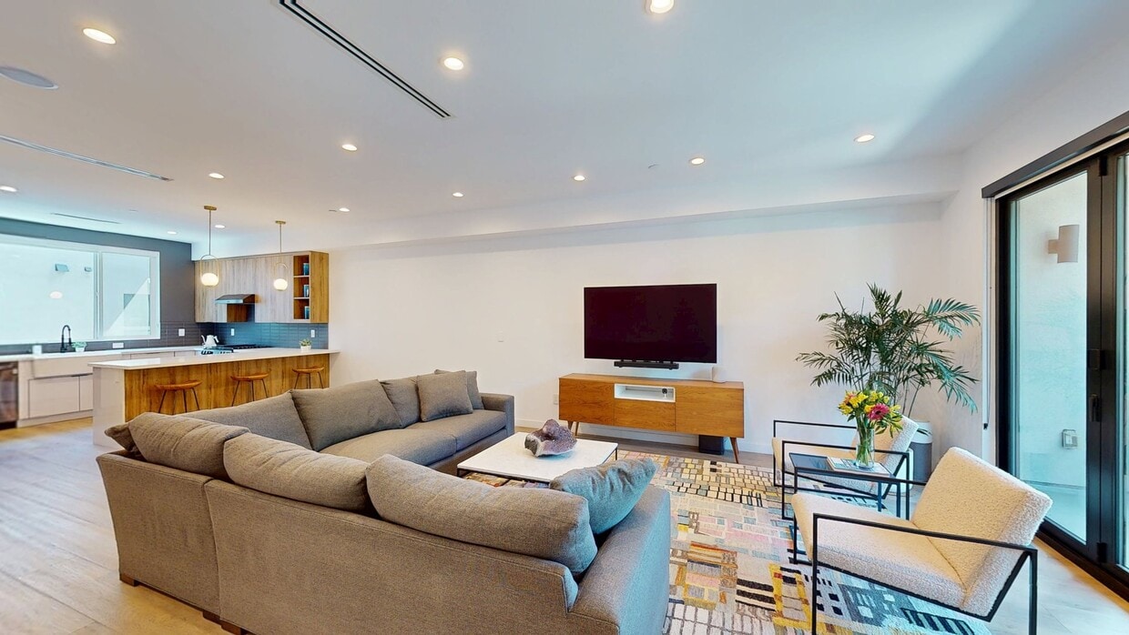 3D Tour - 926 N Ridgewood Pl House