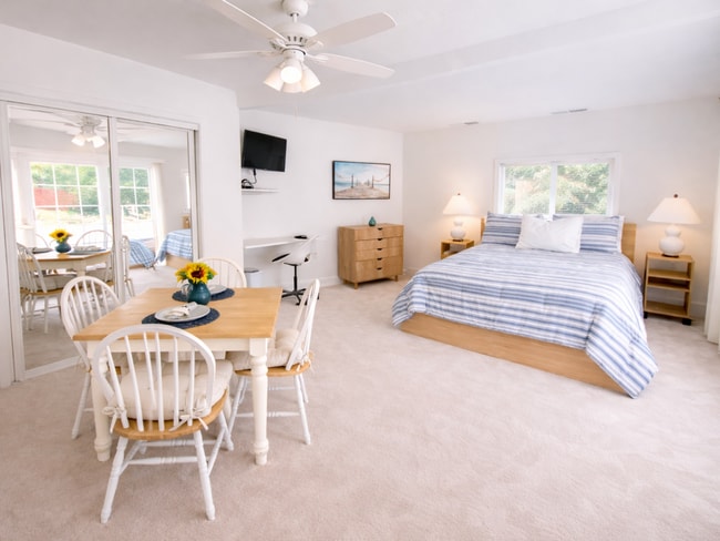 Building Photo - 2404 Chatsworth Blvd Unit Studio