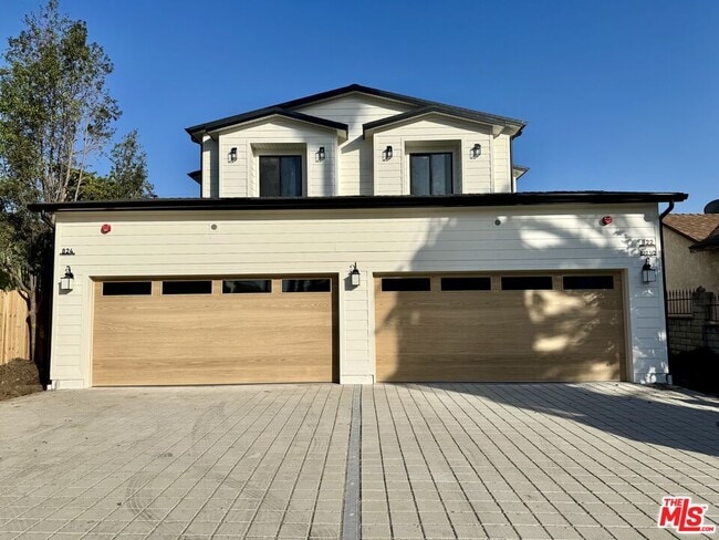 Building Photo - 824 N Orange Grove Ave