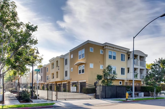 Photo - Beautiful and Modern Townhome in The Bay a...