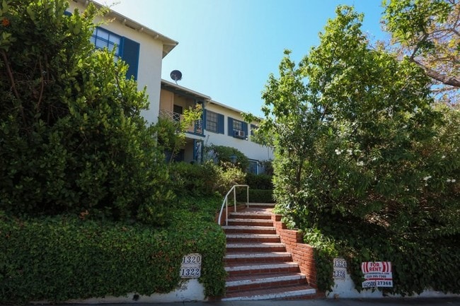 Building Photo - 1324 Devon Ave