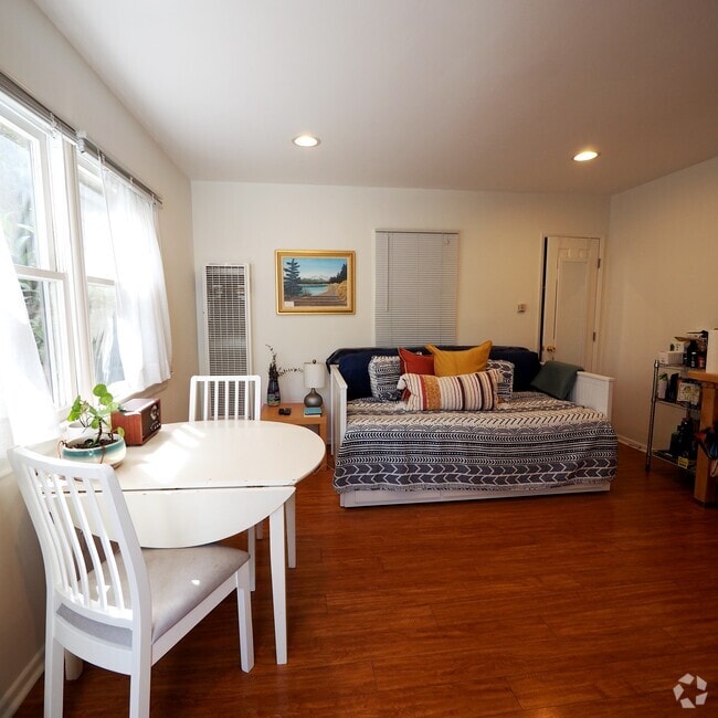 Building Photo - 828 7th St Unit C Rental