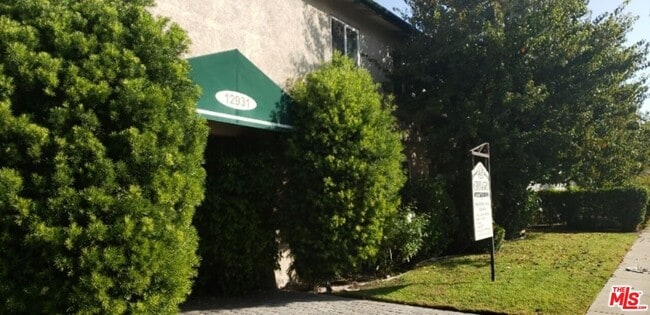 Building Photo - 12931 Oxnard St Unit 12931 Rental
