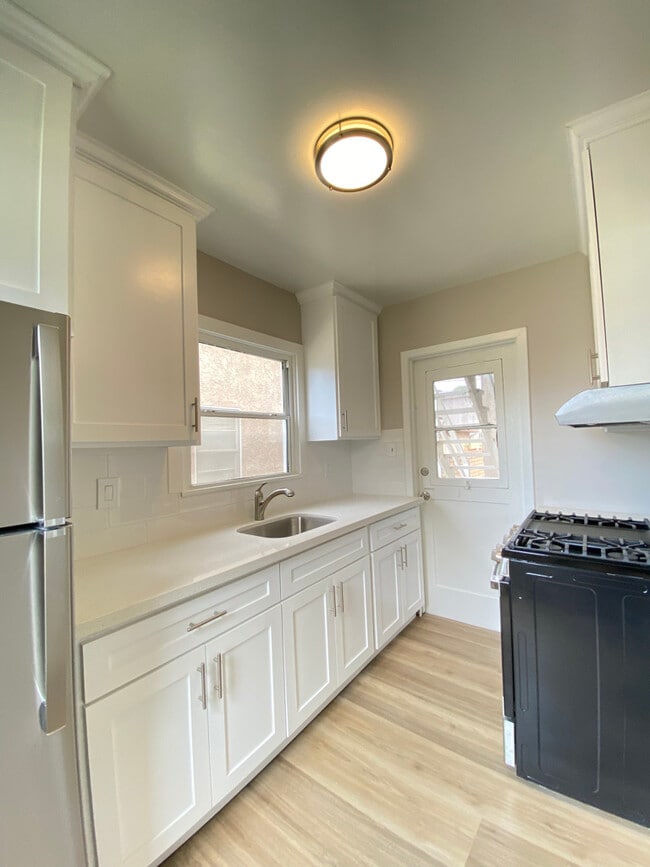 Kitchen - 2620 S Barrington Ave Unit 2620