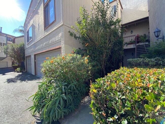 Building Photo - Spacious 2 Bedroom/ 2 Bath in the Highly Desired Tropical Setting of Windsong Cove Community of C...