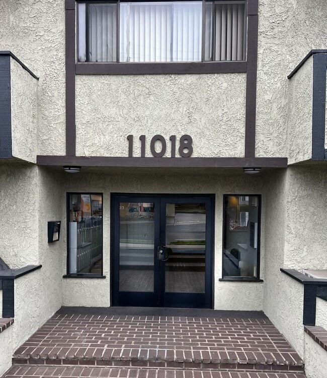 Photo - 11018 Moorpark Apartments