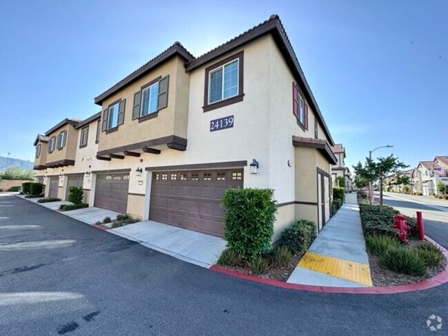 Building Photo - Beautiful 3 Bedroom 2.5 Bathroom Condo wit...