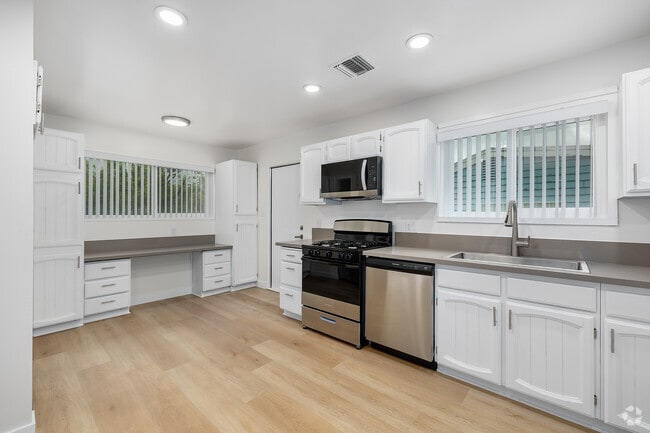 3BR, 2BA - 1,352SF - Kitchen - 17178 McKeever St