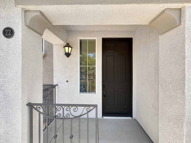 Building Photo - Spacious 2B/2.5BA Tri-Level Townhouse w/ 2...
