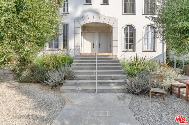 Building Photo - 854 Hyperion Ave