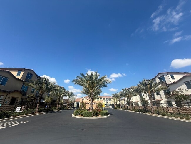 Building Photo - Two-bedroom, two-and-a-half-bath tri-level townhouse located in Arcadia, CA