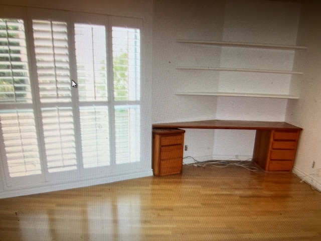 built-in work station - 410 S Barrington Ave Unit 200