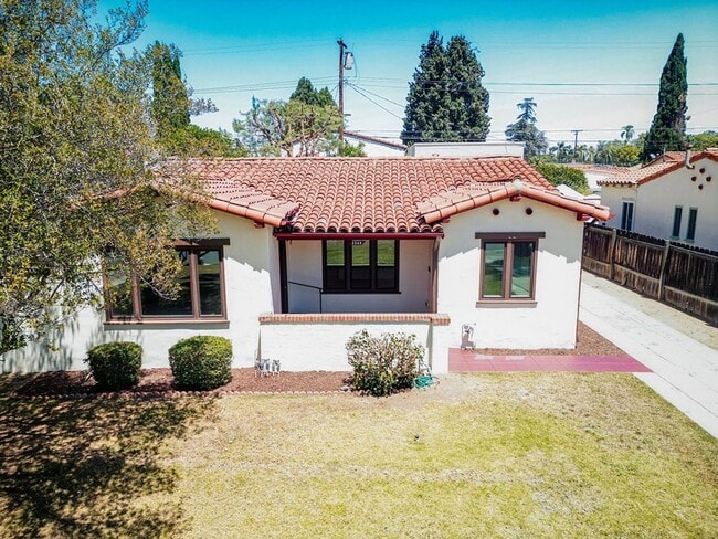 Photo - Wood Street Charmer - 3 Bed / 2 bath (Front House)