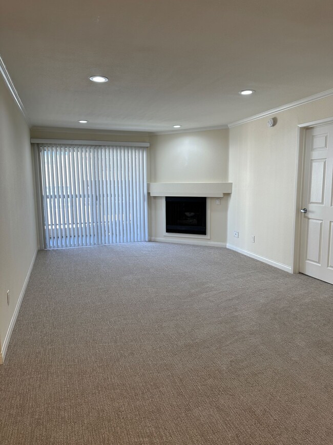 Living Room - 5540 Owensmouth Ave Unit 225