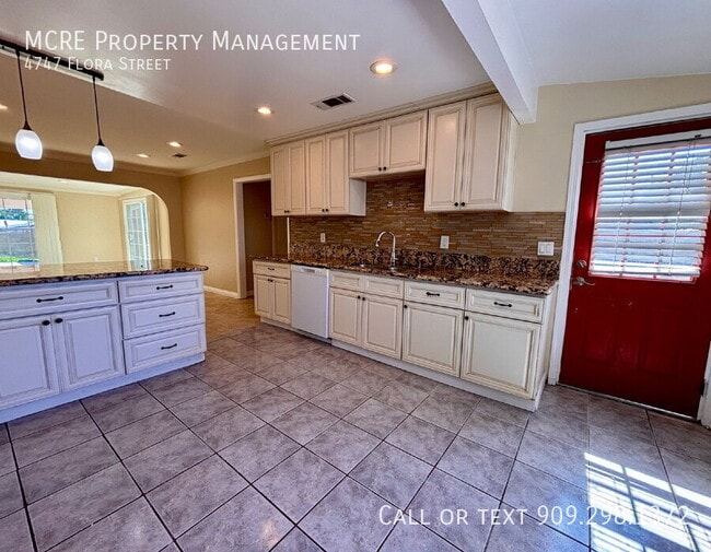 Photo - 4747 Flora St