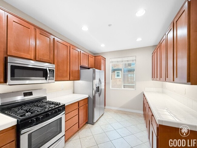 Building Photo - Beautiful 4B/4BA Home w/ Canyon Views & Gr...