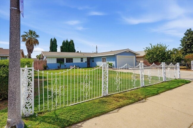 Photo - 858 Ashfield Ave