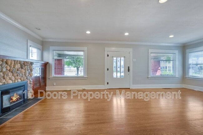Photo - 4052 Albatross St
