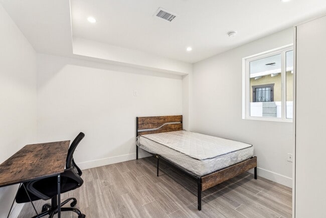 Photo - 1419 W 35th St