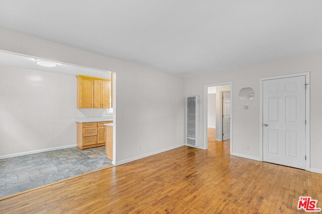 Building Photo - 12021 Louise Ave Unit 3
