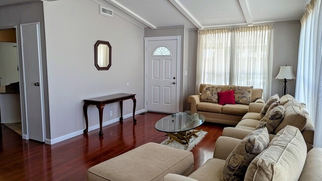 Photo - 73530 Red Cir