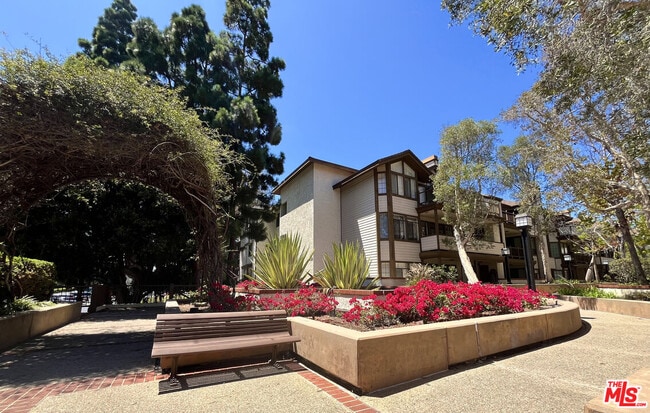Building Photo - 2567 Plaza del Amo Unit 207