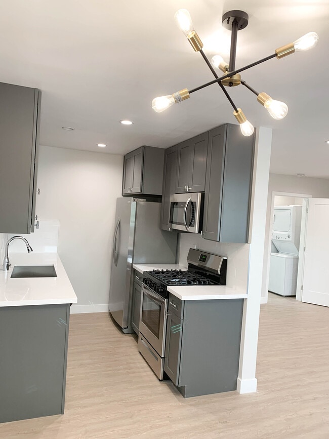 Building Photo - 3652 Clarington Ave Unit 1