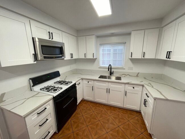 Kitchen - 437 W 11th St Apartments Unit 2